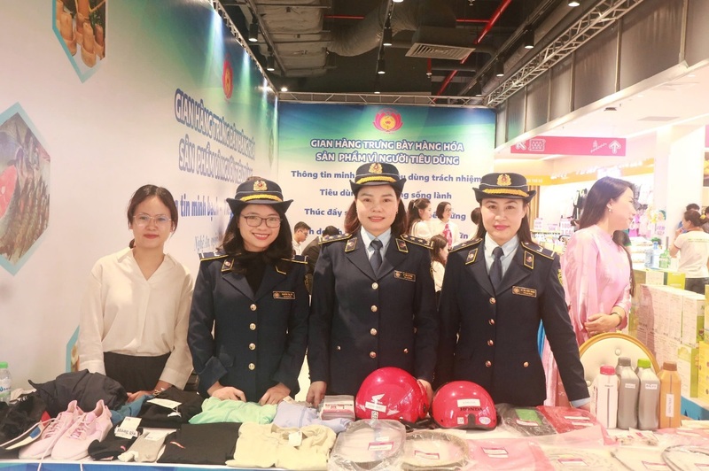 Chi cục QLTT Nghệ An phối hợp tổ chức gian hàng trưng bày sản phẩm vì người tiêu dùng. Ảnh: Hải Yến