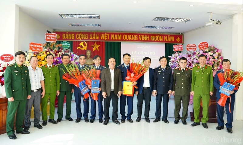 Giám đốc Sở Công Thương tỉnh Nghệ An Phạm Văn Hoá trao Quyết định thành lập Chi cục QLTT và Quyết định bổ nhiệm Chi cục trưởng, các Phó Chi cục trưởng. Ảnh: Hải Yến