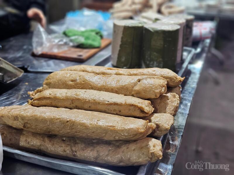 Những sạp hàng mộc mạc níu chân du khách. Ảnh: TK