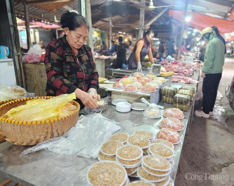 Sạp xôi, bánh trái truyền thống đầy đặn phục vụ dịp tết Dương lịch và ngày rằm tháng 11 âm lịch. Ảnh: TK