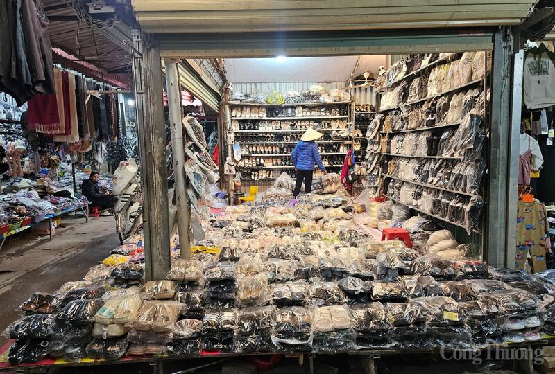 Đa dạng hàng hóa dịp tết Dương lịch. Ảnh: TK