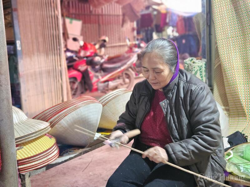 Nghề thủ công vẫn được người dân nơi đây gìn giữ. Ảnh: TK