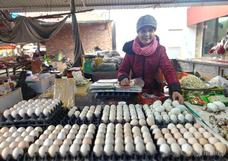 Một sạp trứng gà của tiểu thương. Ảnh: TK