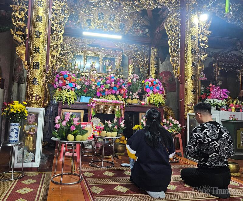 Đầu năm mới, người dân đến tham quan, chiêm bái cầu may mắn, bình an trong cuộc sống. Ảnh: TK