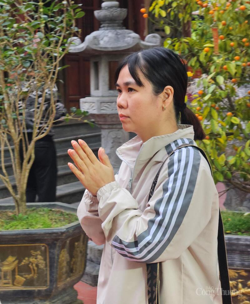 Du khách thập phương về đền không chỉ để đi lễ, mà còn là dịp hòa mình với thiên nhiên, tìm sự an yên trong tâm thức. Ảnh: TK