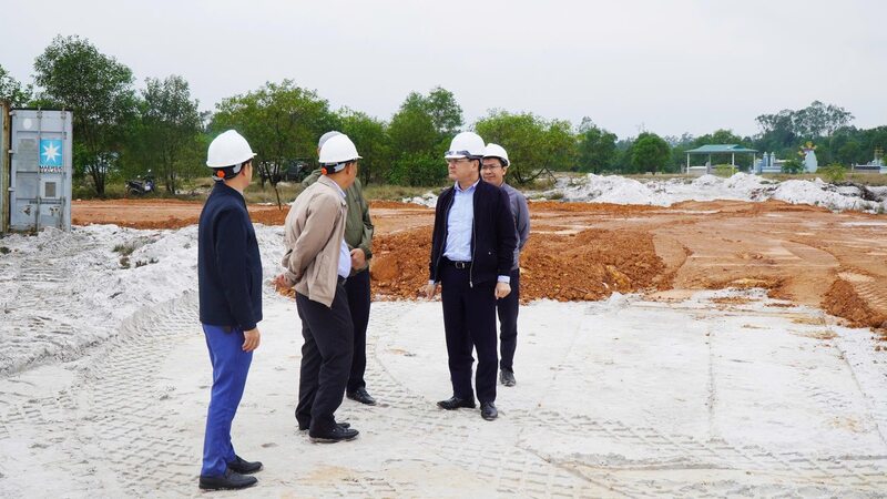 Phó Chủ tịch UBND thành phố Huế Hoàng Hải Minh (thứ 2 phải qua) trong chuyến kiểm tra công tác thực hiện các dự án tái định cư trên địa bàn. Ảnh: H. Minh