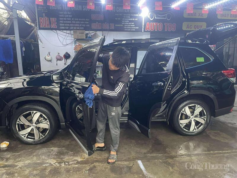 Nhân viên tiệm rửa xe làm không ngơi tay.