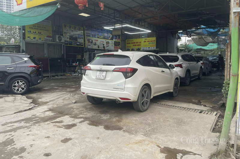 Các phương tiện xếp hàng dài chờ tới lượt.