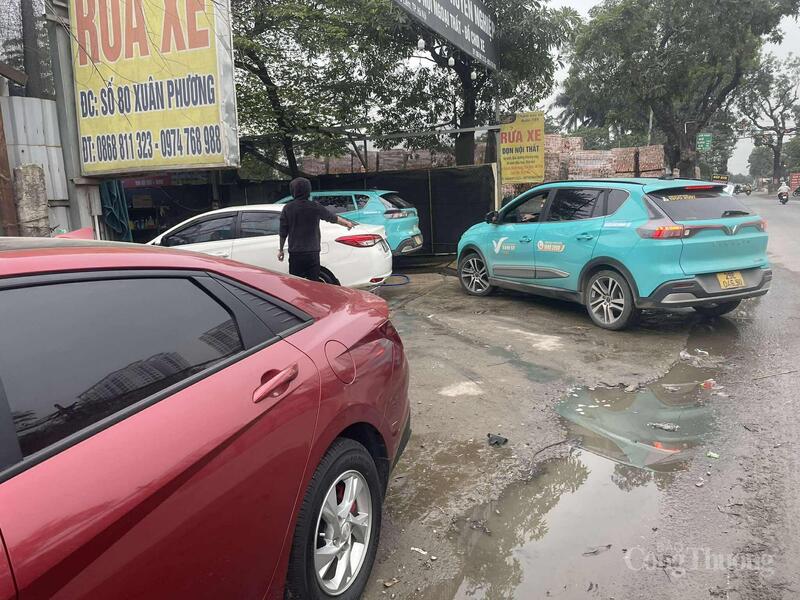 Từng hàng xe nối đuôi nhau vào vị trí "được rửa".