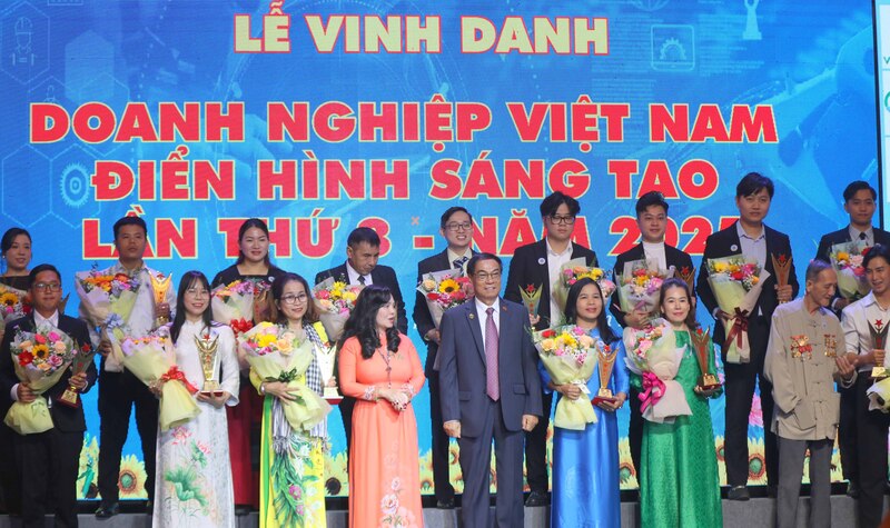 Vinh danh “Doanh nghiệp Việt Nam điển hình sáng tạo - lần thứ 8 năm 2025". Ảnh: Minh Khuê