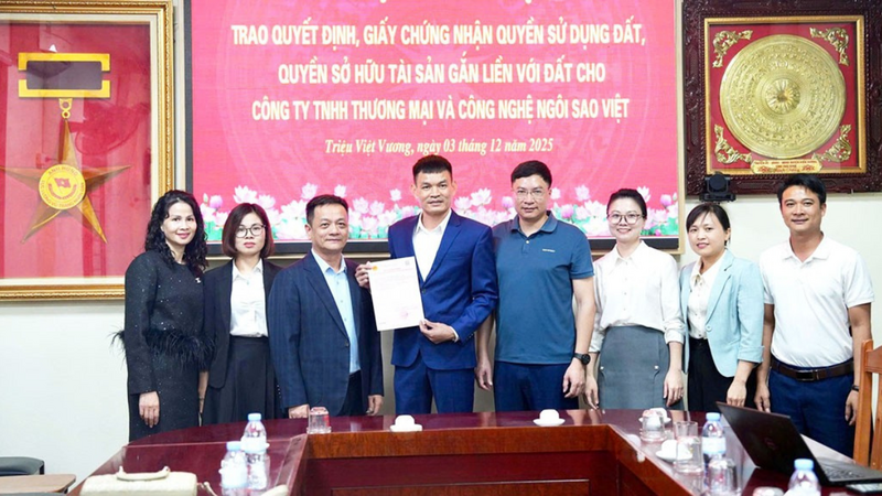 Trao giấy chứng nhận quyền sử dụng đất cho doanh nghiệp triển khai dự án ở xã Triệu Việt Vương. Ảnh: H.N