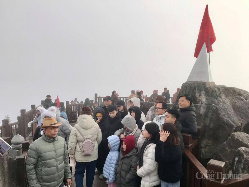 Khách du lịch 'chinh phục' Fansipang đầu dịp Tết Dương lịch. Ảnh: Trần Duy