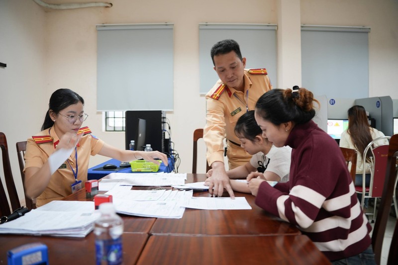 Cảnh sát giao thông tỉnh Quảng Ngãi tổ chức sát hạch, cấp giấy phép lái xe cho người dân trong dịp tết Dương lịch 2026. Ảnh: Cục Cảnh sát giao thông