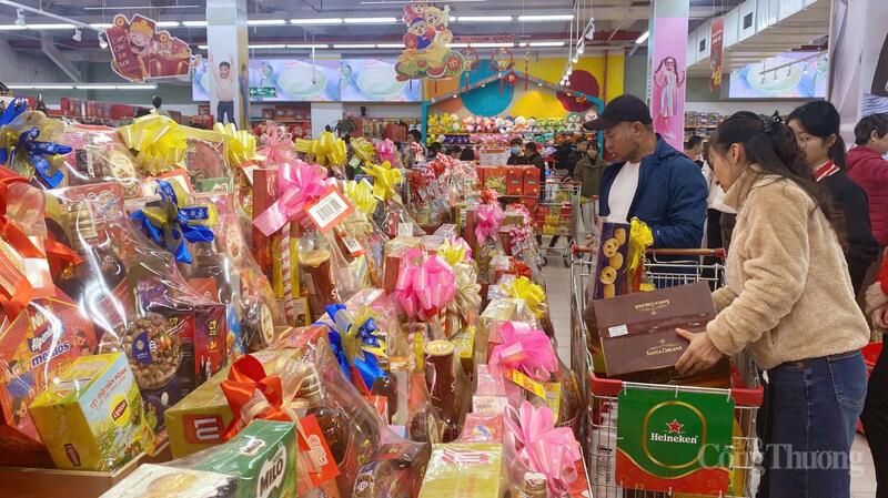 Người tiêu dùng mua sắm hàng hóa tại siêu thị. Ảnh: N.H