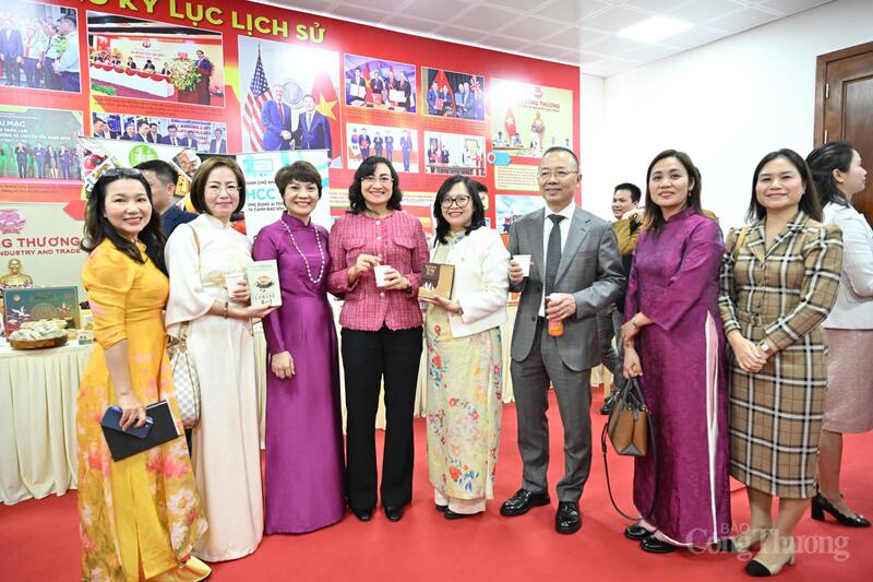 Thứ trưởng Bộ Công Thương Phan Thị Thắng cùng tham tán thương mại các nước trải nghiệm sản phẩm cà phê của HR Essence.