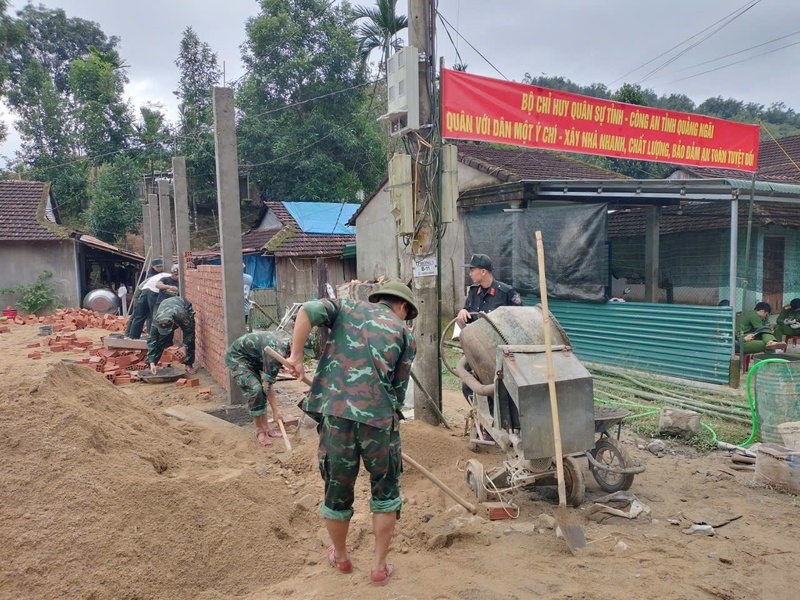 Lực lượng công an, bộ đội được huy động để giúp người dân dựng nhà. Ảnh: Tuệ Lâm