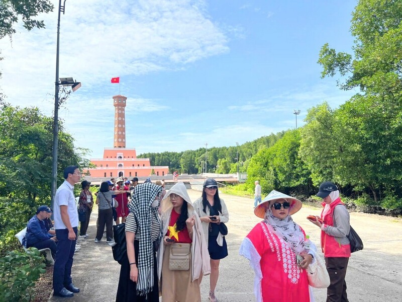 Khách du lịch đến với Cà Mau trong không khí vui tươi, bảo đảm an toàn, an ninh trật tự.