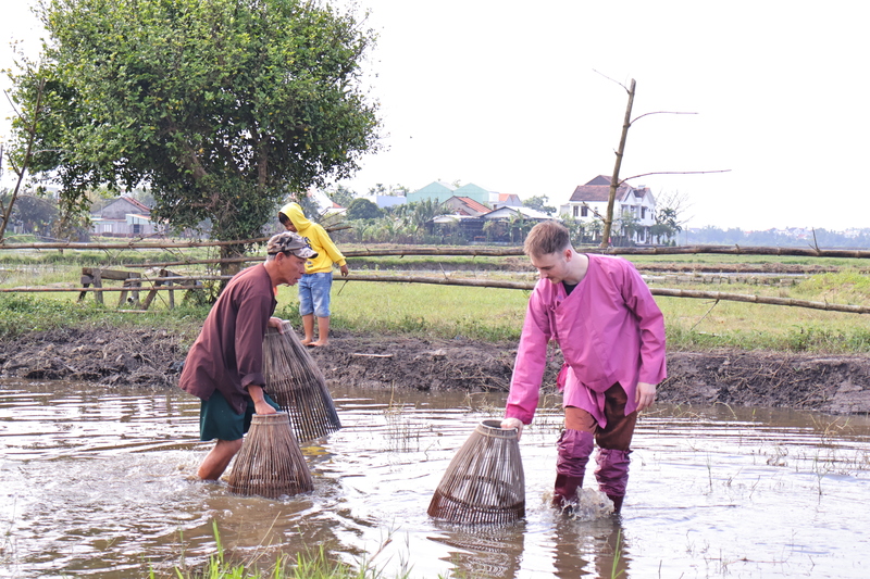 Du khách ALI Aziz, đến từ Ả Rập-Xê út chia sẻ: “Thật tuyệt vời khi đến đây, tôi rất vui vì được trải nghiệm các hoạt động như thế này tại Việt Nam. Đây chắc chắn sẽ là một địa điểm mà mọi người nên đến”. Ảnh: Diễm Phúc