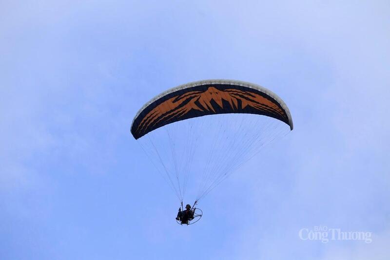 Trò chơi dù lượn được du khách ưa thích. Ảnh: CTV