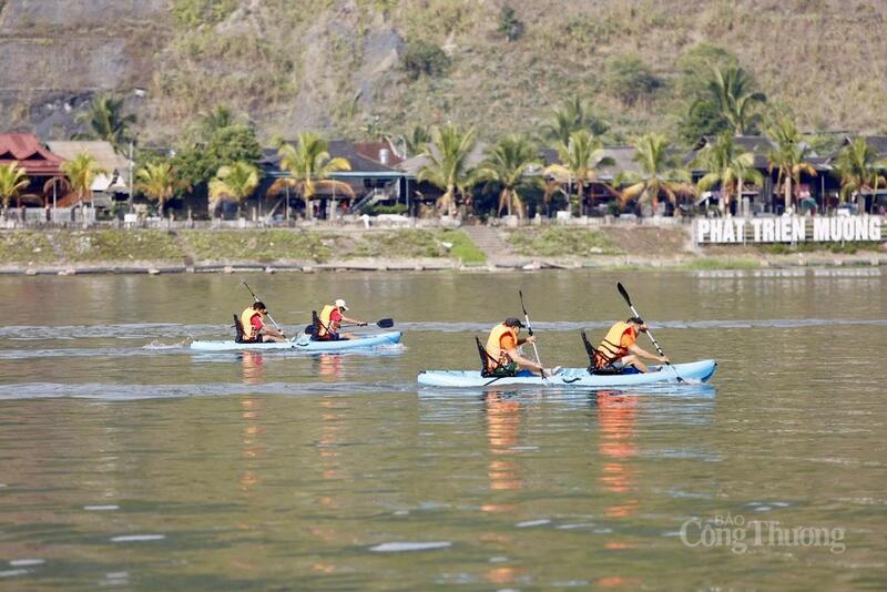 Lễ hội Đua thuyền đuôi én lần thứ XI tại phường Mường Lay, tỉnh Điện Biên. Ảnh: CTV