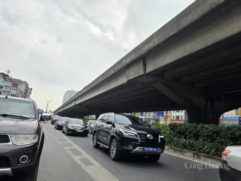 Dòng xe đông đúc tại khu vực đường Nguyễn Xiển.