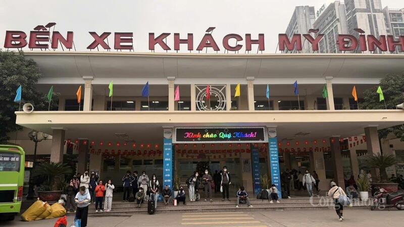 khu vực bến xe Mỹ Đình đông đúc chiều 4/1.