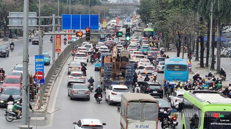 Giao thông đông đúc đoạn Ngọc Hồi theo hướng vào trung tâm thành phố.