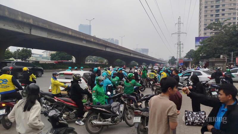 Trước cửa bến xe Mỹ Đình, xe công nghệ chờ khách.