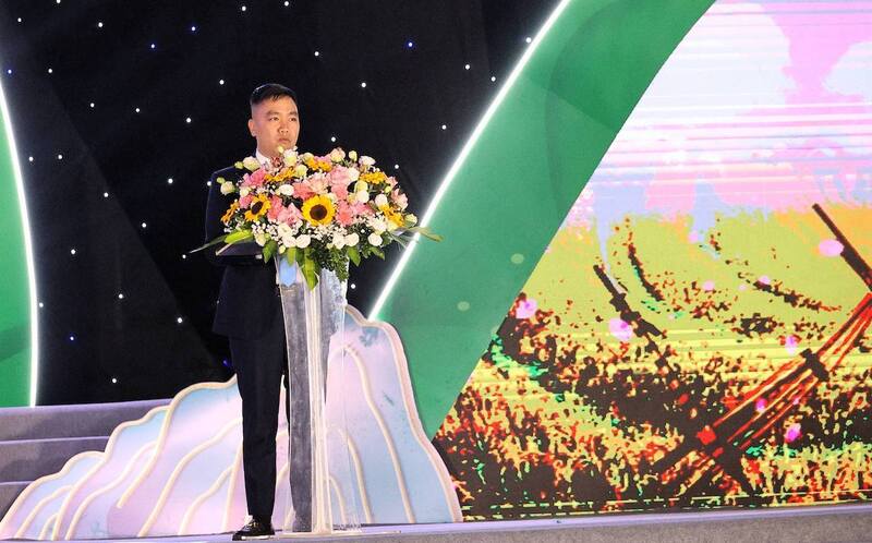 Ông Trần Ngọc Hiệp, Chủ tịch UBND xã Mù Cang Chải phát biểu tại khai mạc. Ảnh: Thanh Bình