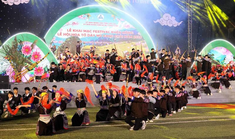 Điểm nhấn Festival khèn Mông - Lễ hội hoa tớ dày năm nay là chương trình nghệ thuật chào mừng với chủ đề “Lễ hội Khèn hoa” và màn đồng diễn của 500 diễn viên. Ảnh: Thanh Bình