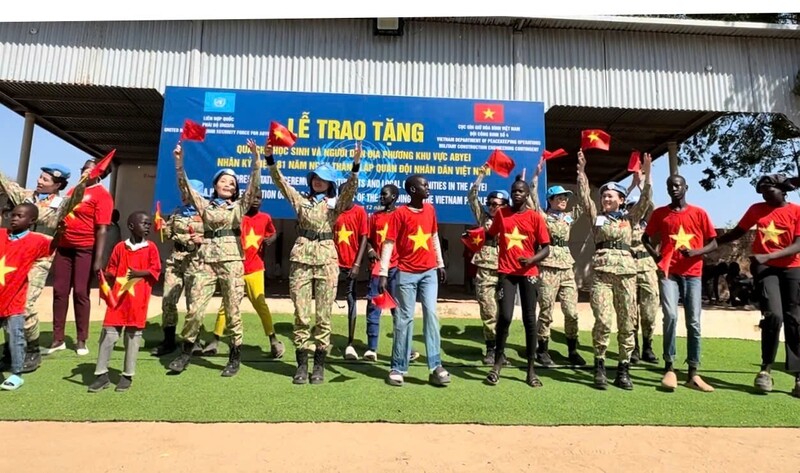 Nhiệm vụ tại UNISFA là phép thử cho bản lĩnh và trí tuệ của người lính thời đại mới. Sự khiêm tốn, hòa đồng và nụ cười luôn thường trực của những người lính mũ nồi xanh đã xóa tan rào cản về ngôn ngữ và sắc tộc. Ảnh: Đội Công binh số 4