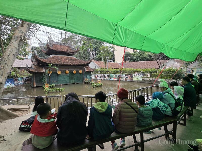 Du khách xem múa rối nước tại Bảo tàng Dân tộc học Việt Nam.