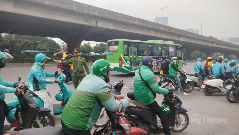 Trung tá Nguyễn Đức Trung, cán bộ Công an phường Từ Liêm hướng dẫn đội ngũ lái xe công nghệ tại khu vực Bến xe Mỹ Đình.