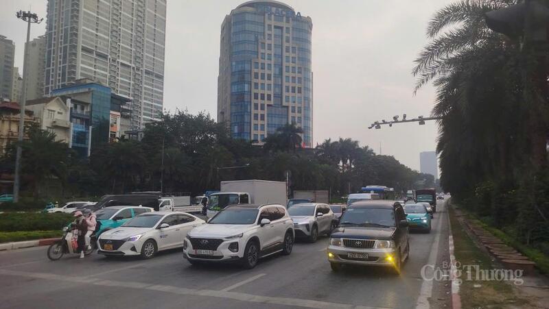 Do Công an TP. Hà Nội tổ chức tạm cấm xe tải trên 10 tấn tại đường vành đai 3 trên cao đến 24h đêm nay (4/1), nên Đại lộ Thăng Long lưu thông khá thuận tiện, giảm áp lực lớn đến các tuyến đường cửa ngõ Thủ đô.