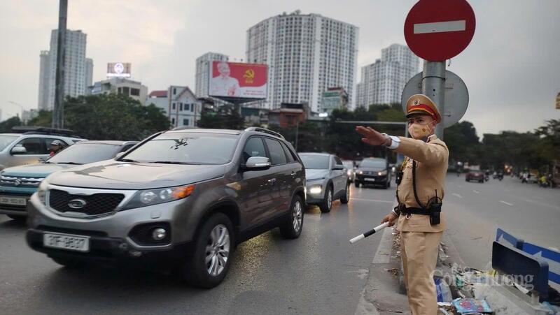 Cán bộ Đội Cảnh sát giao thông số 3 hướng dẫn, điều tiết giao thông tại nút giao Ngã Tư Sở.