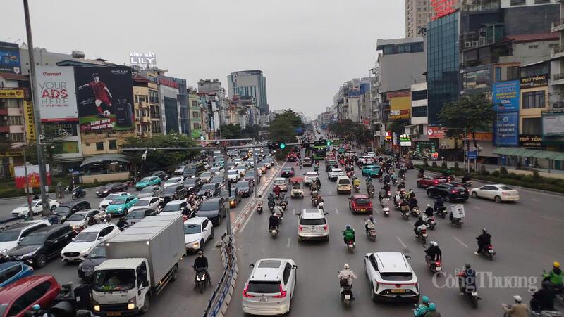 Lưu lượng phương tiện tham gia giao thông tại nhiều tuyến phố Hà Nội khá đông đúc trong chiều 4/1.