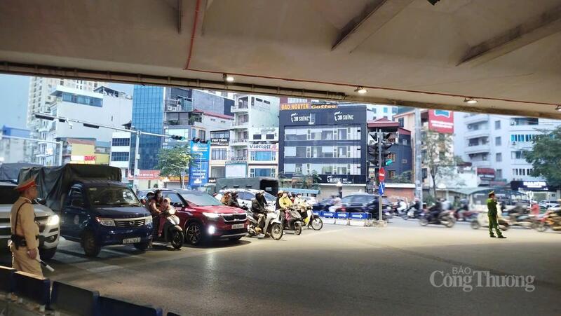 Cùng lực lượng Cảnh sát giao thông, lực lượng Công an phường cũng được huy động hỗ trợ.