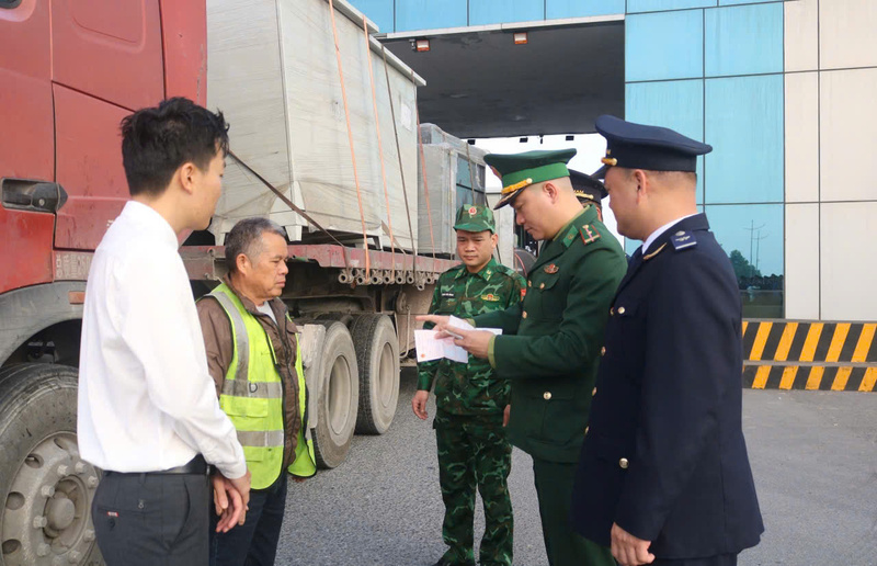 Các đơn vị chức năng kiểm tra hàng hóa qua cửa khẩu Bắc Luân II. Ảnh: CTV
