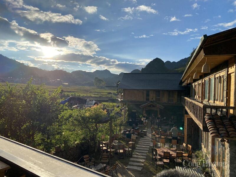 Bình minh tại homestay Đồng Văn Eco Stone House trên cao nguyên đá Đồng Văn, Tuyên Quang. Ảnh: TK