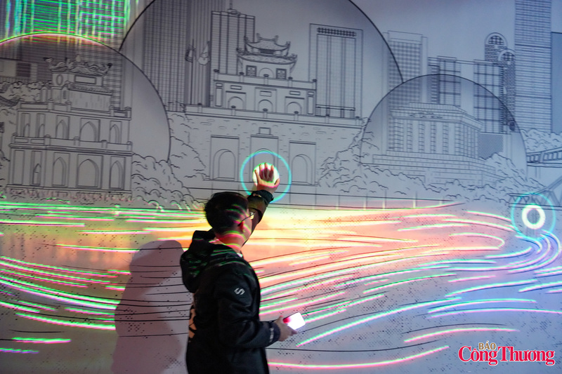 Khu vực trình diễn LED Kinetic với các cấu trúc chuyển động liên tục tượng trưng cho nhịp sống đô thị, phản ánh một Hà Nội vừa giàu truyền thống vừa không ngừng vận động trong dòng chảy phát triển.