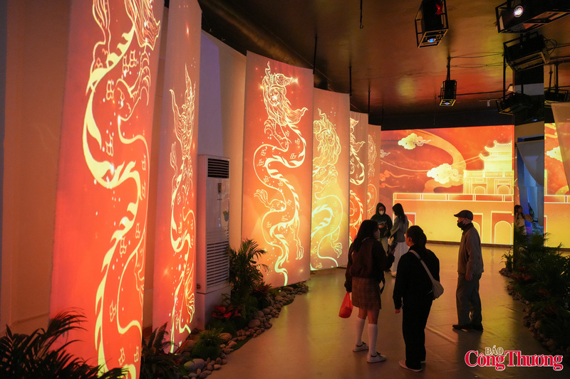 Thay cho phương thức trưng bày tĩnh truyền thống, không gian triển lãm tạo nên một hành trình trải nghiệm, nơi người xem không chỉ “xem” mà còn trực tiếp tương tác với các lớp nội dung lịch sử và văn hóa.