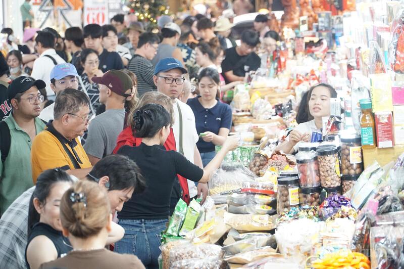 Du khách tham quan, mua sắm tại chợ Hàn dịp tết Dương lịch 2026.