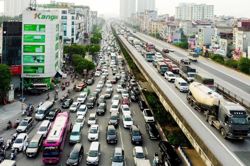 Hà Nội tạm thời cấm xe tải trên 10 tấn lưu thông trên đường vành đai 3 trên cao, đoạn từ cầu Thăng Long đến nút giao quốc lộ 5 (cũ) và ngược lại, trong khung giờ cao điểm chiều tối nay (4/1). Ảnh: Nguyễn Chánh