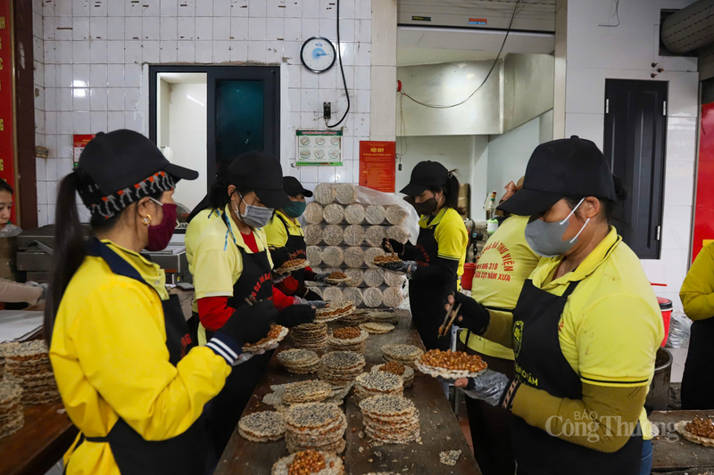 Trong những ngày nghỉ lễ cuối cùng của kỳ nghỉ tết Dương lịch 2026, không khí tại các cơ sở sản xuất đặc sản trên địa bàn Hà Tĩnh trở nên hối hả, tấp nập.