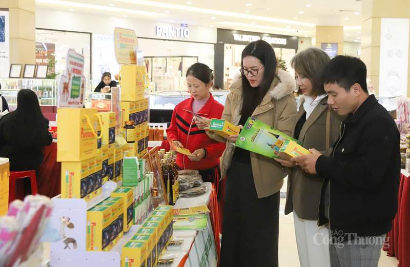 Chị Nguyễn Thị Hiền (xã Cẩm Xuyên, Hà Tĩnh) chia sẻ, mỗi dịp nghỉ lễ về quê, gia đình đều dành thời gian đi mua sắm các sản phẩm đặc sản. “Năm nay tôi rất ấn tượng vì các sản phẩm OCOP như nước mắm, trà thảo mộc hay nhung hươu được đóng gói rất đẹp mắt, sang trọng không kém gì hàng ngoại nhập”, chị Hiền nói.