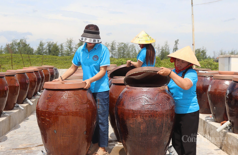 Dù lượng đơn hàng tăng đột biến, nhưng các cơ sở sản xuất vẫn đảm bảo quy trình sản xuất nghiêm ngặt để giữ đúng hương vị truyền thống và chất lượng vệ sinh an toàn thực phẩm.
