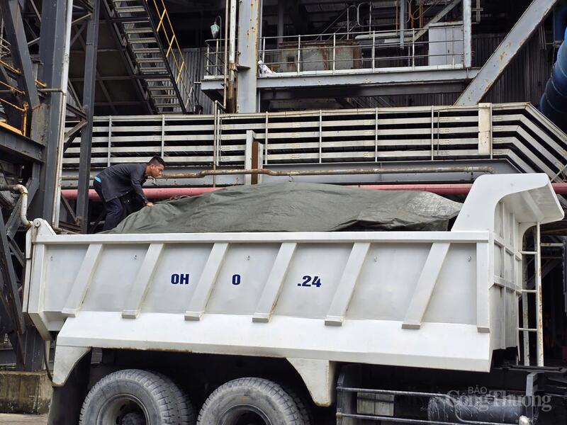 Xe vào lấy xỉ đáy lò tại Nhà máy Nhiệt điện Duyên Hải