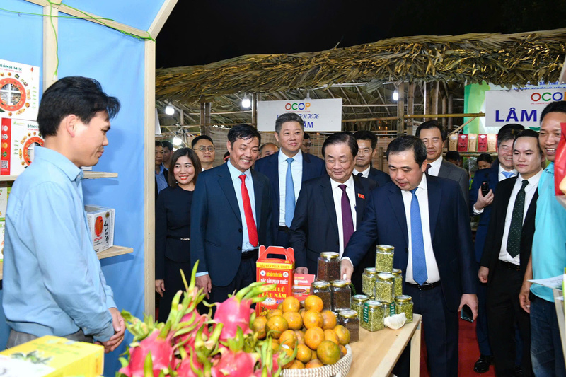 Các đại biểu tham quan gian hàng tại Festival OCOP Việt Nam 2025 với chủ đề “Việt Nam – Hội tụ và lan tỏa”. Ảnh Thanh Hậu