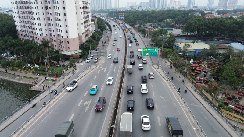 Ngày nghỉ lễ cuối cùng của kỳ nghỉ tết Dương lịch, theo ghi nhận của phóng viên Báo Công Thương vào lúc 15:30, giao thông hướng Pháp Vân - Vành đai 3 các phương tiện di chuyển khá chậm. Ảnh: Thái Mạnh