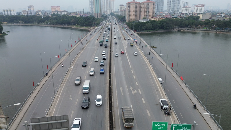 Dòng xe cộ với người dân và đồ đạc ùn ùn quay trở lại Hà Nội sau kỳ nghỉ tết Dương lịch 2026 kéo dài 4 ngày. Ảnh: Thái Mạnh